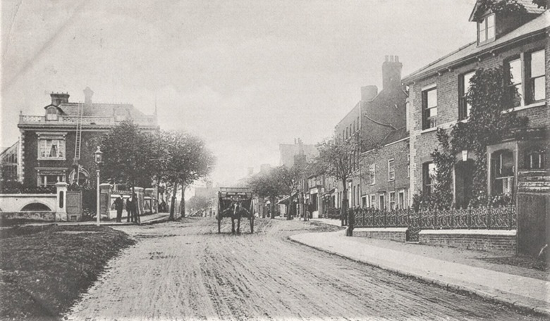 A nostalgic picture of the High Street in the early 1900’s showing the site of the old Quakers school on the right up until 1874. Since demolished and replaced with an Edwardian house that now forms part of Epping Forest District Councils